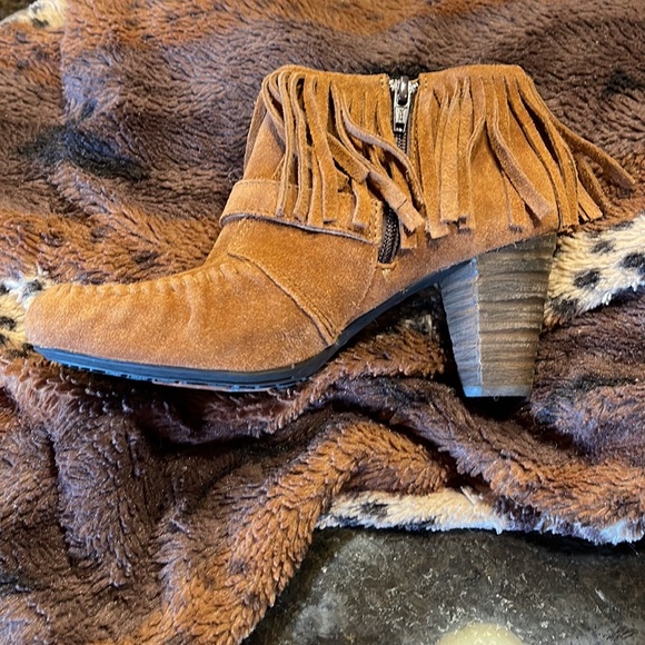 Born Fringe Moccasin Zip Up Booties with Heel - Size 6 - Stylish and Comfortable - Picture 5 of 8